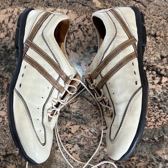 Unstructured Clarks Shoes - Picture 3 of 12